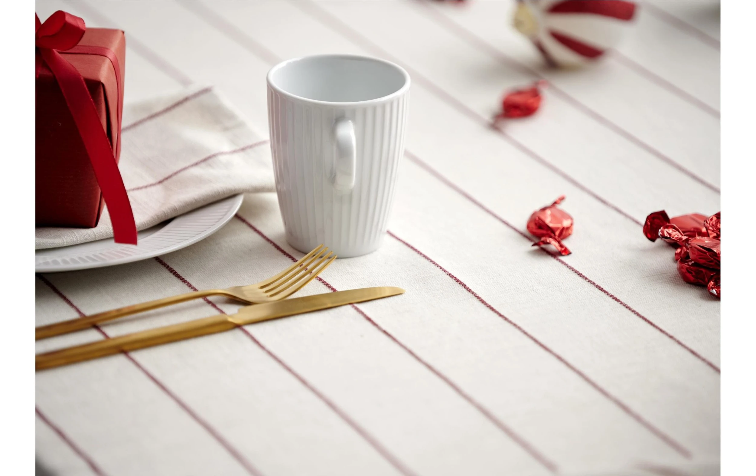 Nappe Line 140 cm x 320 cm, Crème/Rouge - Nappes de table Södahl Nappe Line 140 Cm X 320 Cm, Crème/Rouge - Nappes De Table -Paderno Shop unnamed file 3505 scaled