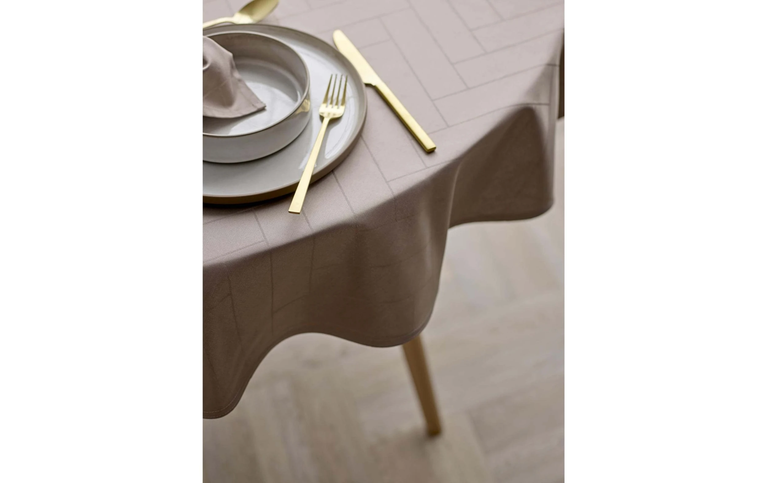 Nappe Tiles Damask Rond, Ø 160 cm, Taupe - Nappes de table Södahl Nappe Tiles Damask Rond, Ø 160 Cm, Taupe - Nappes De Table -Paderno Shop unnamed file 3797 scaled